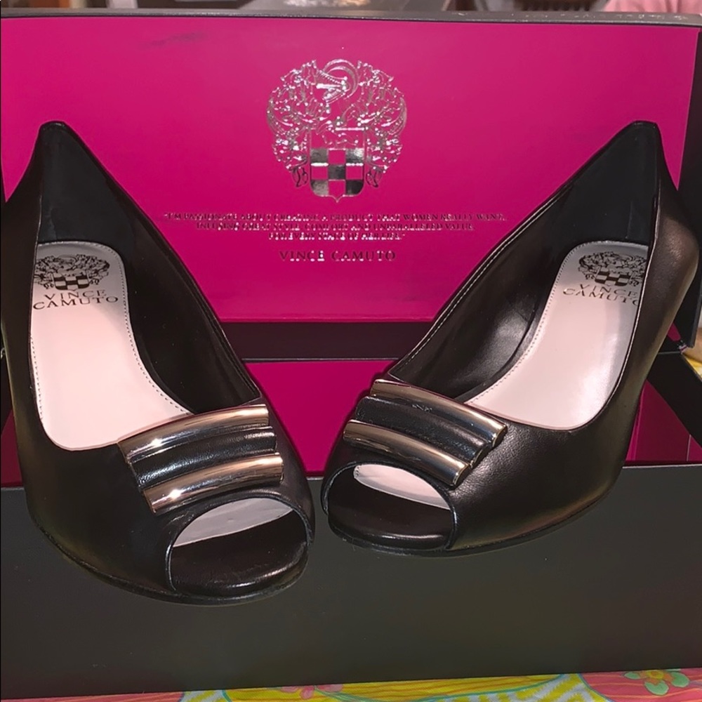 VINCE CAMUTO low wedges